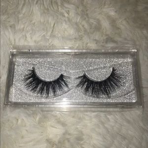 100% 3D MINK HANDMADE EYELASHES